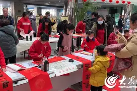 金蛇贺岁 墨彩迎春——烟台市青少年宫举办写春联、送年画新春文化大集活动图片