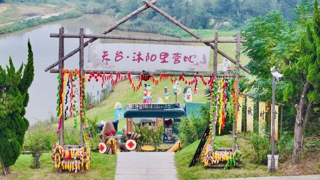 东港，把红叶与暖阳都拥入怀