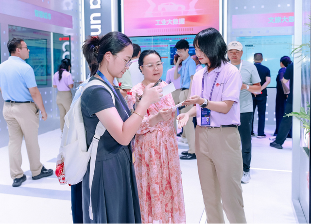 【2025数博会】把数博记忆带回家！AI冰箱贴与“智衣衿”智能体引领沉浸式打卡新风潮
