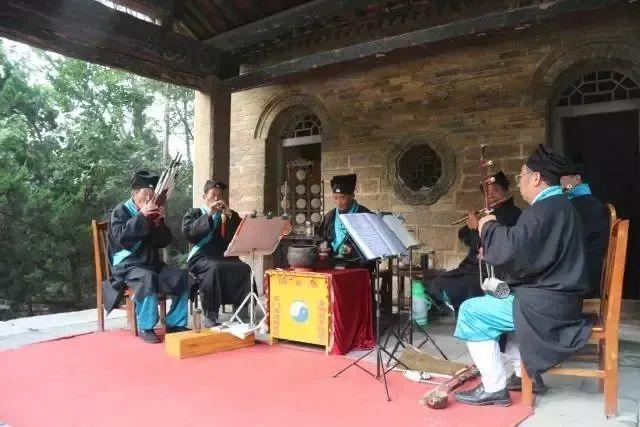 山魂水魄石中趣，尽付腊山云雾间