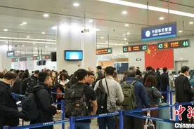 外国游客“中国行”热情高涨 上海浦东国际机场口岸外国人入境忙图片