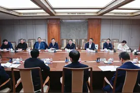 区委书记钟晓咏走访调研中国铁路上海局集团有限公司图片