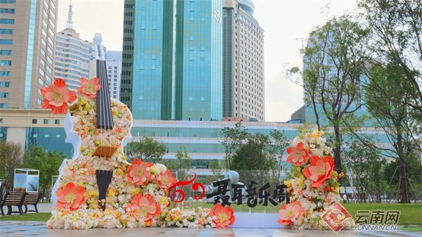 昆明东风广场现创意打卡点 市民沉浸“花乐”时光