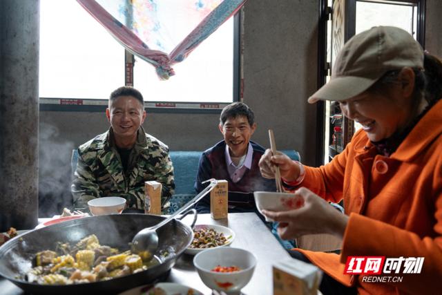 大美红图丨海拔落差1400米，跑山卖货郎与他的移动小卖部