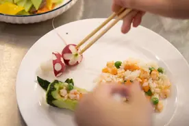 衣帽间收纳，新生儿照护，月子餐制作……沪上阿姨大秀家政技能图片