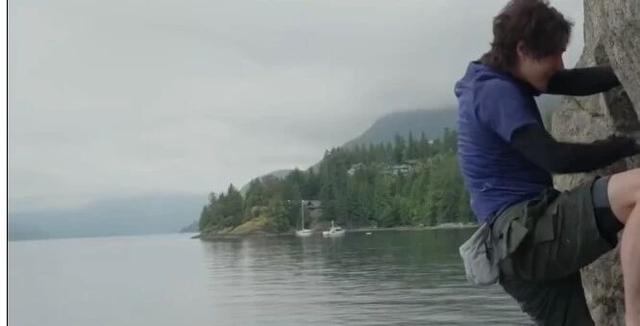 突发！王一博录综艺无保护措施徒手攀岩	，手滑坠海