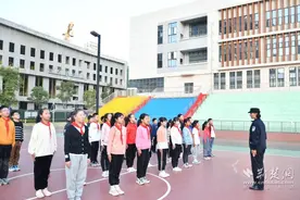 “和美”少年展风采，这所学校开展学生列队训练活动图片