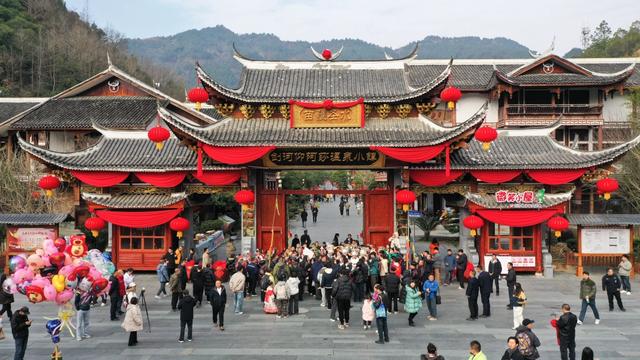 剑河仰阿莎温泉小镇举办首届“金汤节”