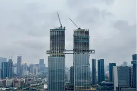 前海自贸时代中心项目完成高空连廊提升图片