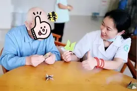 怀疑妻子出轨，八旬老伯闹着要离婚！最后，他被确诊为老年痴呆图片