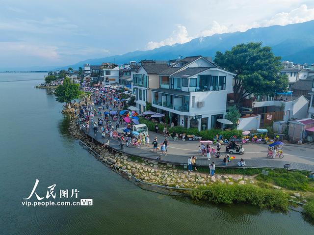 云南大理：洱海生态廊道游人如织