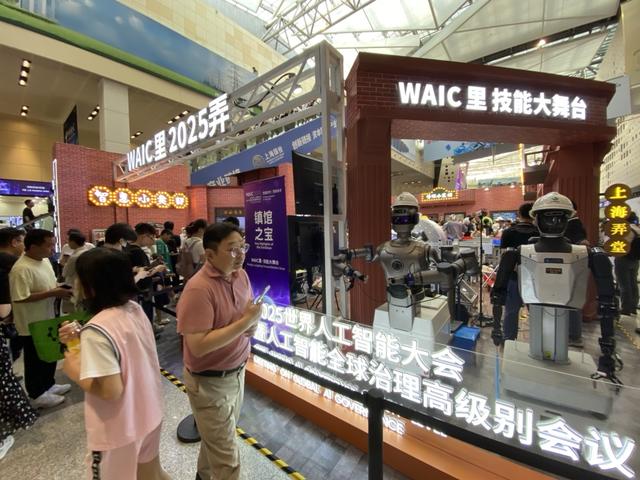 机器人技能哪家强？它们在这里敲鼓、做饭、写书法…...
