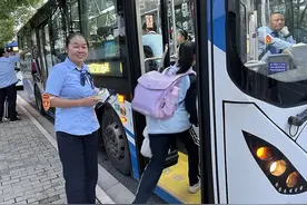 从学校直达小区，上海浦东推7条定制公交“护学”线路图片