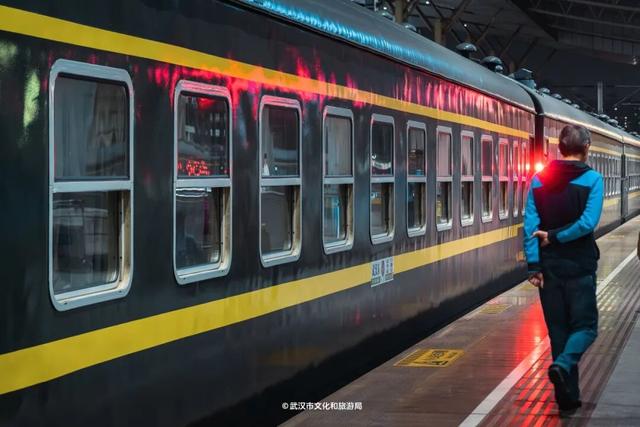 武汉新玩法！2元坐火车过大桥，限时一个月！