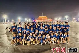 青海藏乡学子在天安门看升旗：感到无比自豪与激动图片