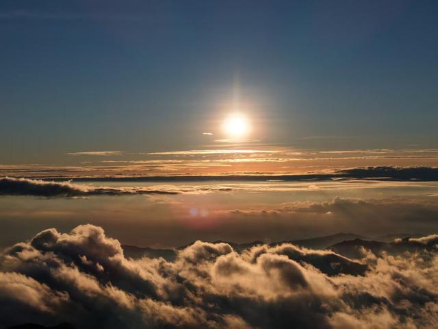 星空云海交织 轿子山现壮美景观