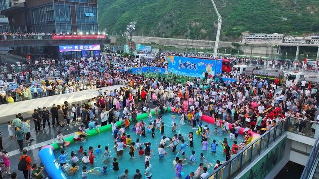“飞钖一夏 畅游白河”2025白河县文旅消费季系列活动启动仪式暨首届泼水电音嘉年华火热开启