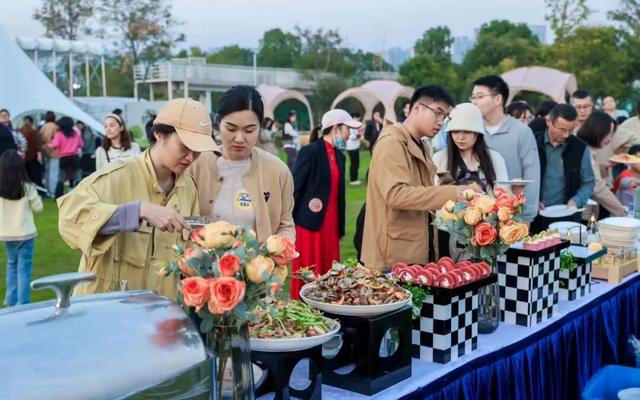 烟花 航模 文创集市……英德青年草地音乐节来袭！