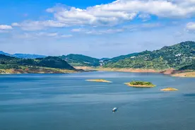 贵州黔西：湖光山色美如画 清凉夏日引客来图片