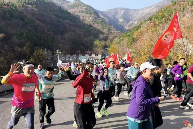 漫山红中千人竞逐！济南“一城山色·登山打卡”暨垛庄百峪大顶登山嘉年华成功举办