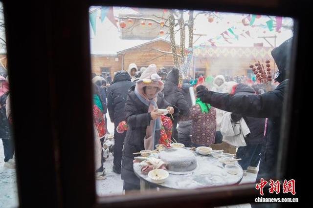 黑龙江铁力：游客沉浸式体验林区生活
