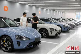 首批小米汽车SU7交付图片