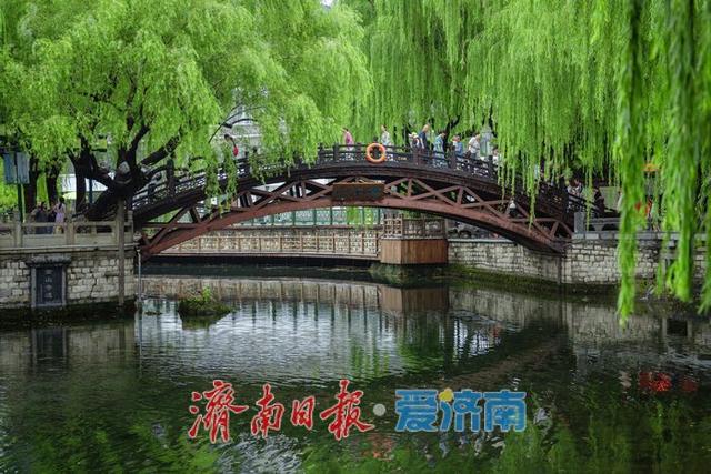 一年四季 泉在济南丨雨后黑虎泉畔，市民取水赏景尽享清凉