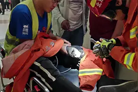 角磨机锯片插入工人小腿内侧，北京顺义消防紧急救援图片