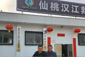 拍马入冰河，三个人和一匹白马的“见义勇为”图片