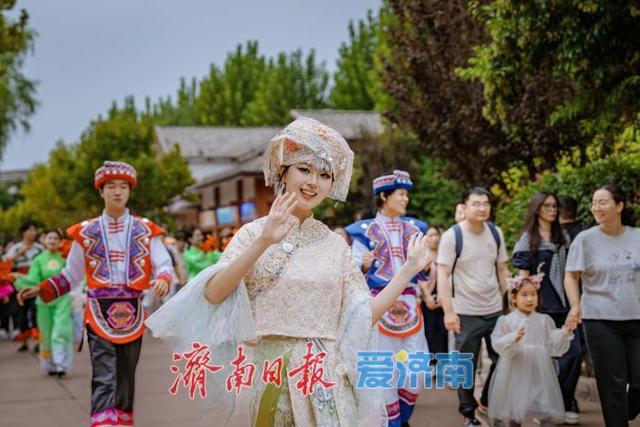 图集｜济南方特 “国风盛典” 燃动假期，非遗与欢乐共谱华章