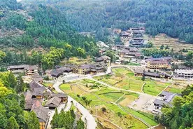 新春走基层｜彭水县为48户村民免费翻新旧房 古苗寨换新颜 村民住“新房”过新年图片