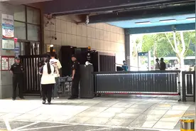 考场外温馨一幕：交警“闪送”求助考生图片