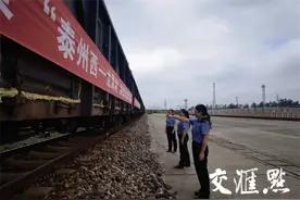 实现“一步进港”“铁水无缝衔接” “泰州西—龙潭港”海铁联运线路开通图片