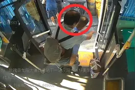 你扎马步样子真帅！武汉公交驾驶员暖心“背”老人下车图片