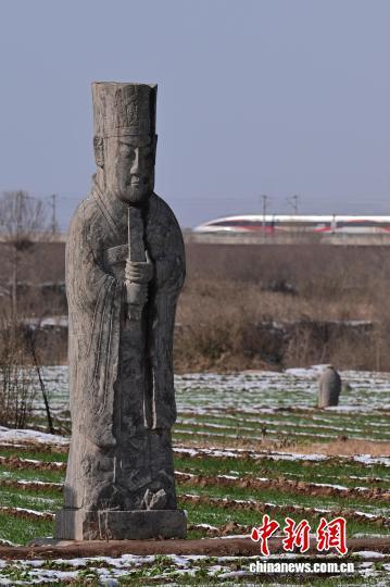 河南巩义宋陵冬景上新 小麦、初雪、石像生同框