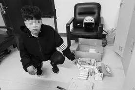车上被贴小广告 上面的二维码不要扫  警方提醒：很可能是诈骗陷阱图片
