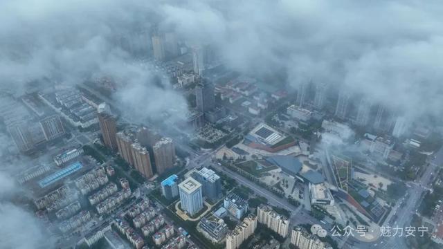 安宁雨后云海绘就“天空之城”