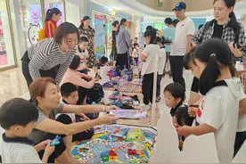 娃娃“摆摊”，跳蚤书市乐淘淘图片