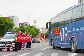 阳信：公安交警无惧高温“烤”验 全力护航高考图片