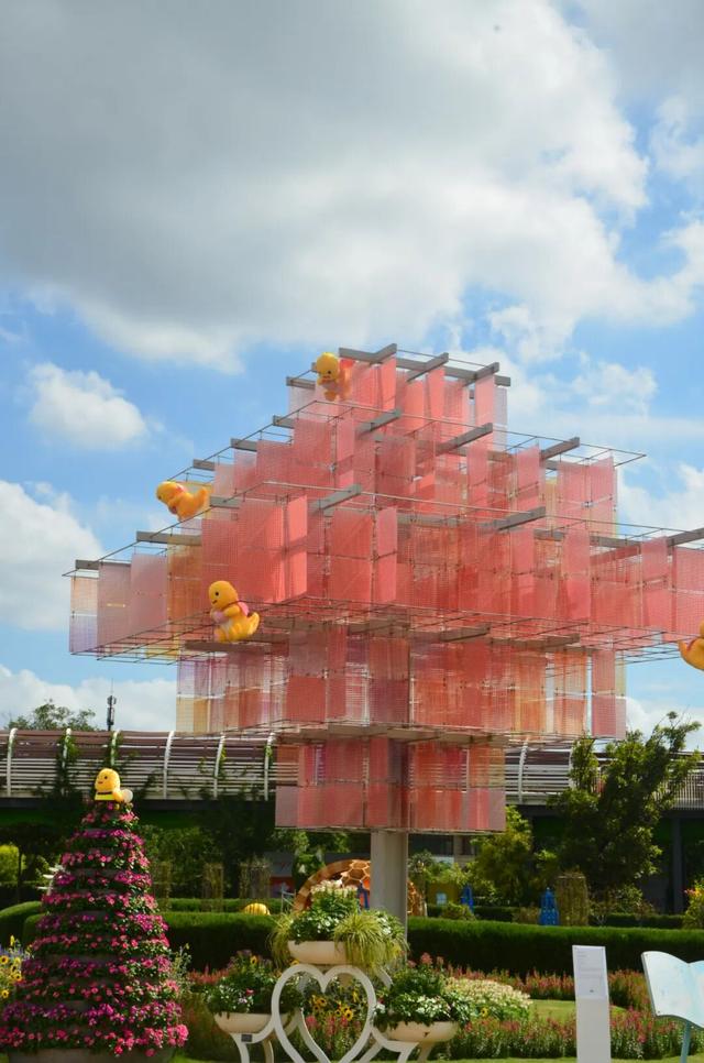 奇迹花园开启“奶龙的花花世界”，今秋的郊野公园变样了！
