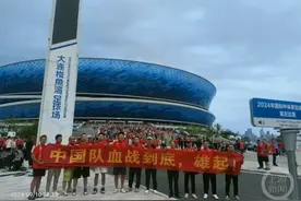 重庆百余名球迷远赴大连为国足打气喊哑嗓子：都是请假看球，赛后难过得无法起身图片