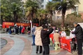 “小集市”做“大公益”，枫丹白露社区学雷锋活动内容多图片