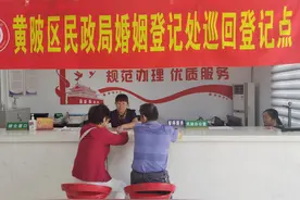 巡回登记点设在家门口，75岁老人补领到新版结婚证图片