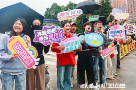 2025贵阳马拉松｜“我在终点等你！”——直击贵马“最甜后援团”，有人吹哨鼓劲，有人带娃助阵……图片