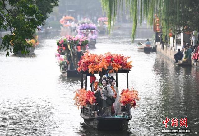 浙江西塘古镇上演水上汉服巡游