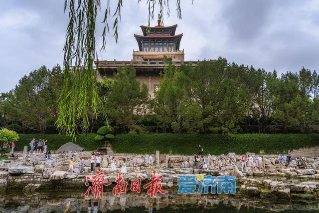 一年四季 泉在济南丨雨后黑虎泉畔，市民取水赏景尽享清凉