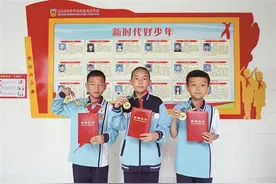 点赞！校门口有人晕倒，厦门三名小学生“借”来棒棒糖救人图片
