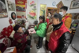 浓情腊八节，情暖何家垅︱网格服务有温度 独居老人不“孤独”图片