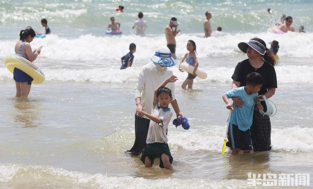 海水浴场周末人气“爆棚”