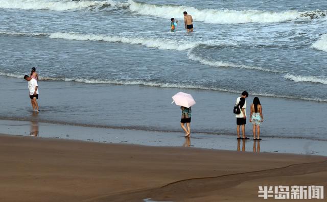 闷热天，浴场纳凉